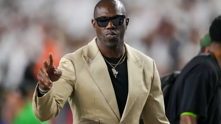 Terrell Owens struck by car after heated pickup basketball game(01)